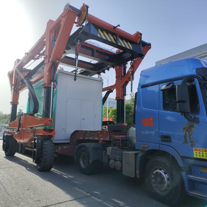 60トンのまたがるの上昇クレーン キャリアは持ち上がる特大負荷のための7km/hをトラックで運ぶ